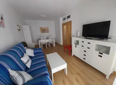 Una televisión o centro de entretenimiento en Apartamento El Ancla