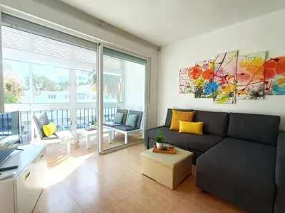 Zona de estar de Tropicana Suite con salida directa al mar y piscina