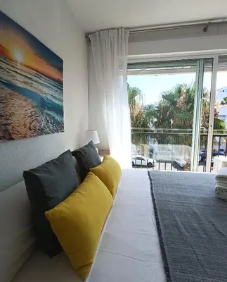 Zona de estar de Tropicana Suite con salida directa al mar y piscina