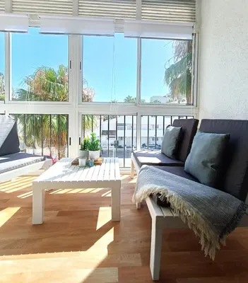 Zona de estar de Tropicana Suite con salida directa al mar y piscina