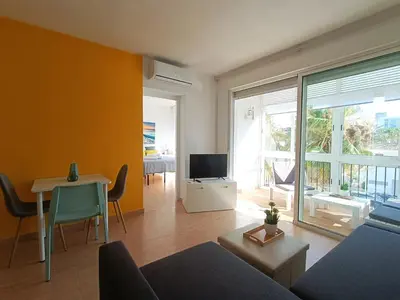 Una televisión o centro de entretenimiento en Tropicana Suite con salida directa al mar y piscina