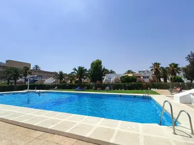 Piscina en o cerca de Tropicana Suite con salida directa al mar y piscina