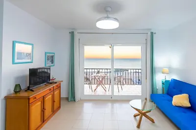 Una televisión o centro de entretenimiento en Cómodo apartamento en El Calón Playa frente al mar