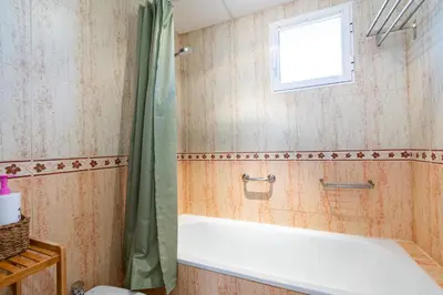 Un baño de Cómodo apartamento en El Calón Playa frente al mar