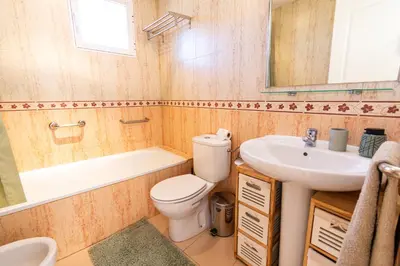 Un baño de Cómodo apartamento en El Calón Playa frente al mar