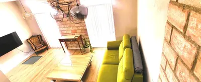 Una televisión o centro de entretenimiento en La Niña Bonita