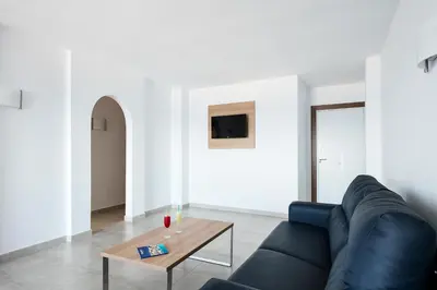 Una televisión o centro de entretenimiento en Best Club Vacaciones Pueblo Indalo