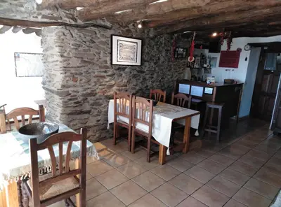 Un restaurante o sitio para comer en Casa Rural El Paraje de Berchules