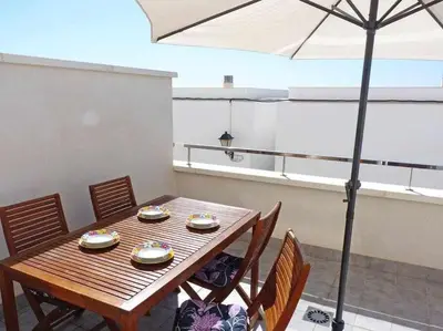 Un balcón o terraza de Duplex Precioso con Terraza y Piscina