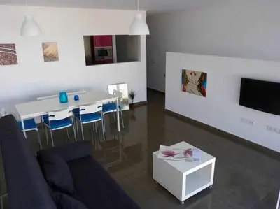 Una televisión o centro de entretenimiento en Duplex Precioso con Terraza y Piscina