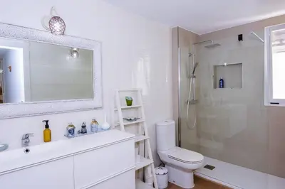 Un baño de Esencia de Mar Terraza y Piscina