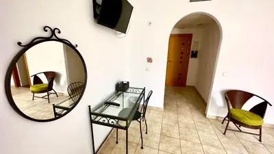 Una televisión o centro de entretenimiento en HOTEL MUSEO Lucainena