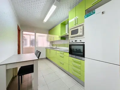 Una cocina o zona de cocina en Apartamento 4 dormitorios Parking incluido.