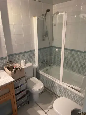 Un baño de Bajo con jardín en primera línea de playa