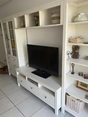 Una televisión o centro de entretenimiento en Bajo con jardín en primera línea de playa