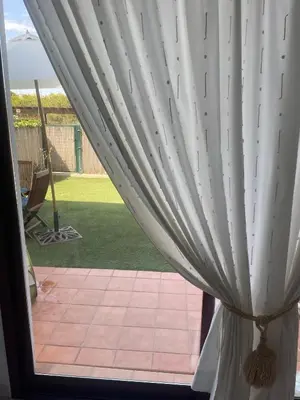 Un balcón o terraza de Bajo con jardín en primera línea de playa