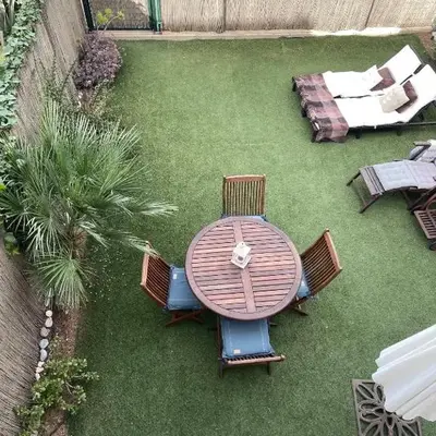 Bajo con jardín en primera línea de playa