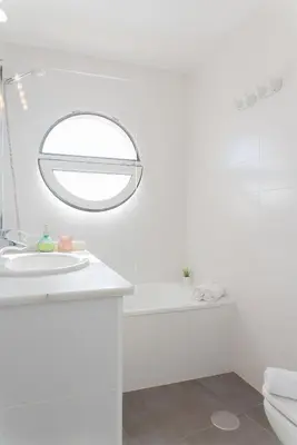 Un baño de La Casita Masahug