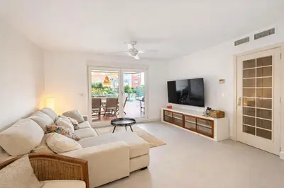 Una televisión o centro de entretenimiento en Apartamento Olimpic Beach