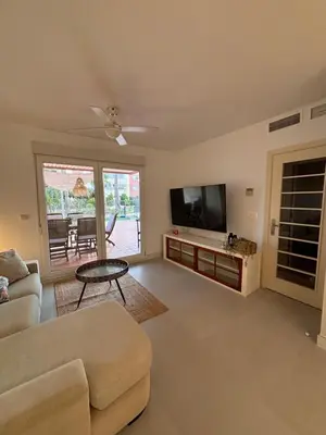Una televisión o centro de entretenimiento en Apartamento Olimpic Beach