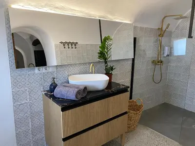 Un baño de Cuevas Oro y Arcilla