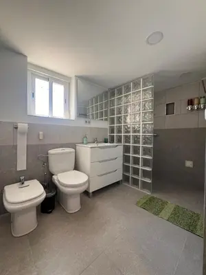 Un baño de Rambla Retreats Apartment Verde with a shared hot tub & pool in Rambla de Oria