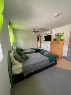 Una televisión o centro de entretenimiento en Rambla Retreats Apartment Verde with a shared hot tub & pool in Rambla de Oria