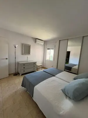 Cama o camas de una habitación en Lovely 2 bedroom apartment near the beach