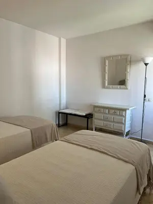 Cama o camas de una habitación en Lovely 2 bedroom apartment near the beach