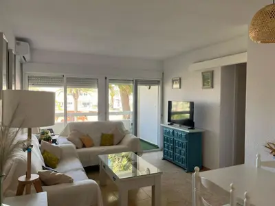 Una televisión o centro de entretenimiento en Lovely 2 bedroom apartment near the beach
