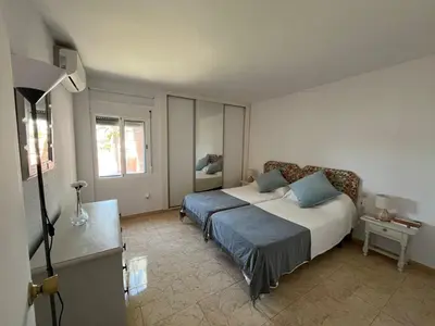 Cama o camas de una habitación en Lovely 2 bedroom apartment near the beach