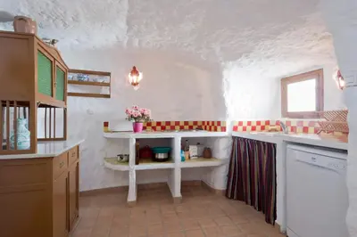 Una cocina o zona de cocina en RentitSpain - Guadix - Cueva Oliva Relax e Historia entre las Montañas