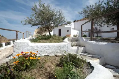 Jardín al aire libre en RentitSpain - Guadix - Cueva Oliva Relax e Historia entre las Montañas