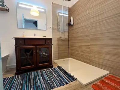 Un baño de Casas de Valtravieso El Jardín