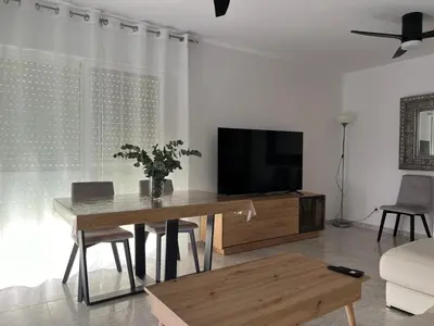Una televisión o centro de entretenimiento en Iberia Home Beach Águilas