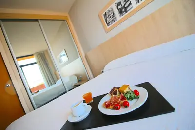 Comida en o cerca de este apartahotel
