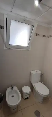 Un baño de Apartamento dos habitaciones con piscina y gran terraza