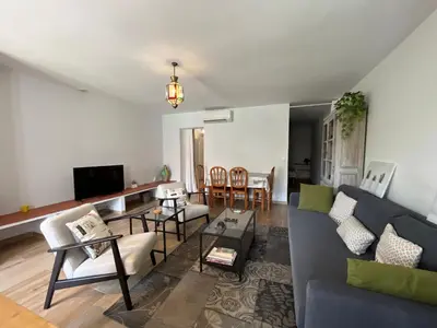Una televisión o centro de entretenimiento en RA688 Apartamento nudista a 30 metros del mar