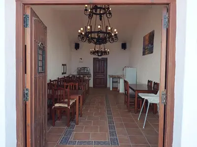 Un restaurante o sitio para comer en El Oasis Morado