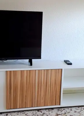 Una televisión o centro de entretenimiento en 5 Apartamentos Cómodos en el Corazón de Baza