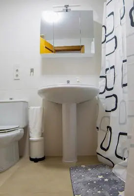 Un baño de 5 Apartamentos Cómodos en el Corazón de Baza