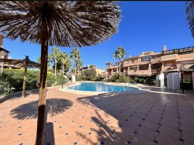 Piscina en o cerca de Casa Di Cotro bajo con gran jardín