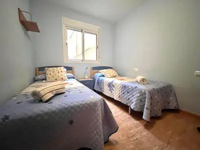 Cama o camas de una habitación en Almerimar Amplio Apartamento de 3 Habitaciones con Piscina, pista de padel, futbol y Garaje Cubierto para 2 Coches en Altas Entinas
