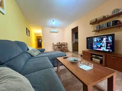 Una televisión o centro de entretenimiento en Almerimar Amplio Apartamento de 3 Habitaciones con Piscina, pista de padel, futbol y Garaje Cubierto para 2 Coches en Altas Entinas