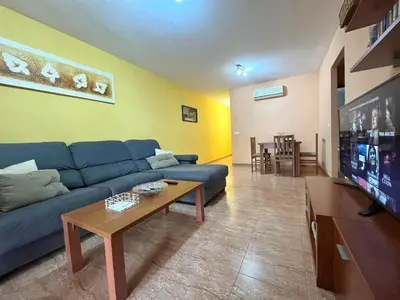 Zona de estar de Almerimar Amplio Apartamento de 3 Habitaciones con Piscina, pista de padel, futbol y Garaje Cubierto para 2 Coches en Altas Entinas
