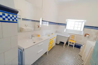 Un baño de La casa del médico