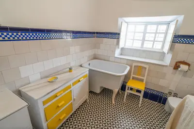 Un baño de La casa del médico