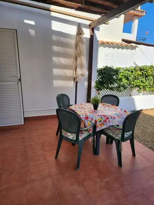 Un balcón o terraza de Casa Baja tranquila con terraza y jardín en Vera-Playa naturista!