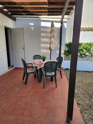 Un balcón o terraza de Casa Baja tranquila con terraza y jardín en Vera-Playa naturista!