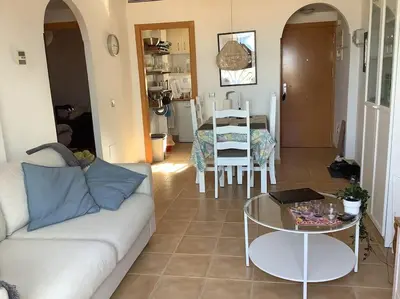 Zona de estar de Seaview-lägenhet med stor takterass